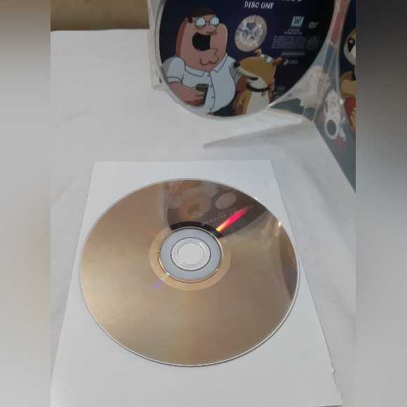 Family Guy Season 12 - 21 episodes in a 3 disc set - Picture 7 of 8